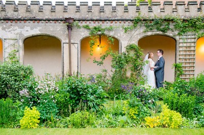 Wedding couple in the Courtyard